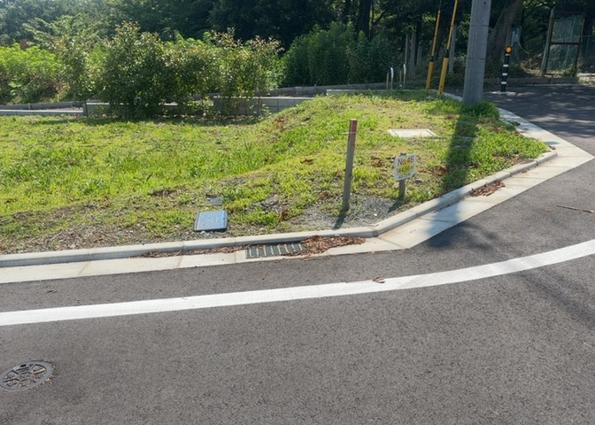 家を建てる場合、方位は要チェックです。現実的に日当たりのよい家ならばリビングは南側、建築基準法でも北側に当たる家への配慮は求められています。土地を見学に行く際は、方位磁針を持って行くようにしましょう。