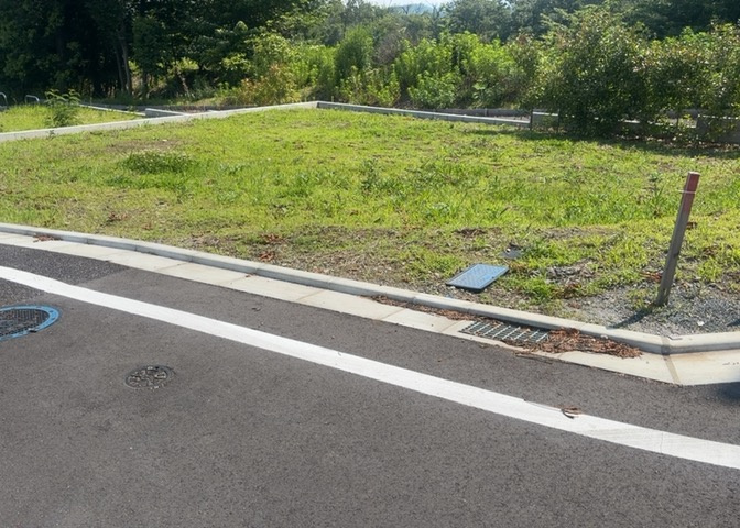 土地を買う際、住む地域の自治体や福祉の補助制度にも注目してみましょう。子供や老人の医療補助やゴミ出しのルールなど、自治体によってルールに大きな違いがあるため、暮らしやすい土地で判断するとよいでしょう。