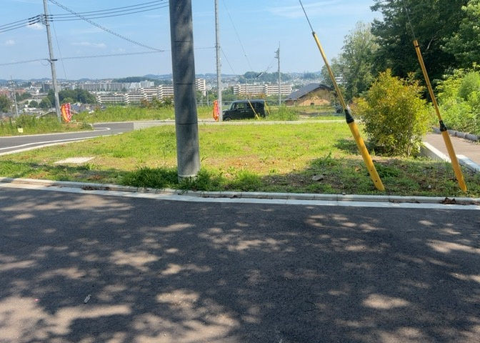 現地に行くなら、物件の周囲の地形がどうなっているかを見ることも大切です。周辺より低くなっている土地では、大雨などで水が集まりやすいため、地盤が弱くなっているということも考えられるため、注意が必要です。