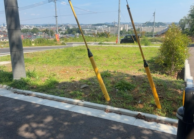 土地購入を検討されている場合、境界杭がない状態で購入してしまうと境界確定測量をする必要があり、費用がかかります。購入の前に、売主、隣土地所有者立ち合いのもと境界を確定し境界杭を設置するのがベストです。