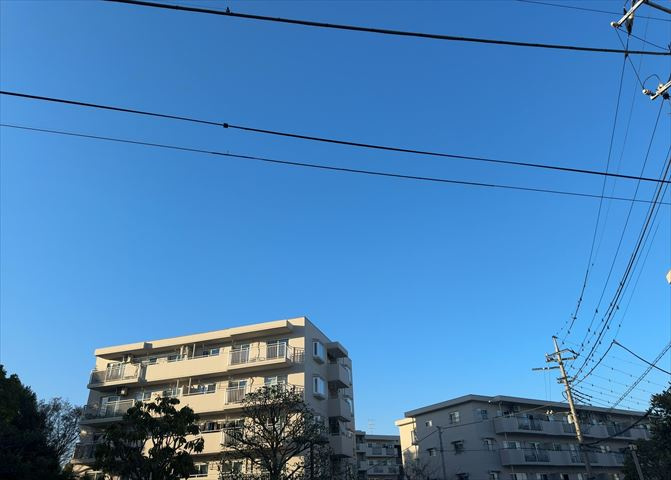 眺望の良さを楽しめるダイニングキッチンで家族団らんの時間を過ごしてはいかがでしょうか。バルコニーから見える景色を家族で眺める時間は、時間が経つのを忘れてしまいそうですね。是非、現地を見に行きましょう！