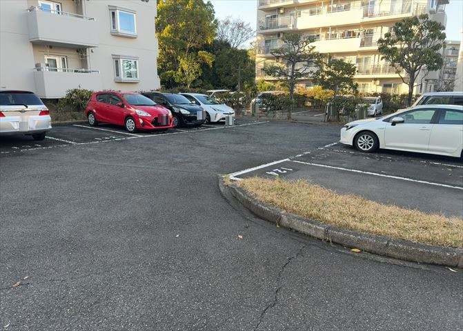 車一台あたりに必要なスペースは、標準サイズの普通自動車で横幅2m50cm、長さ5mは必要になります。ただし、乗降のことも考慮して横幅3m30cm、長さ5m50cmほどは確保できるところを選びましょう。