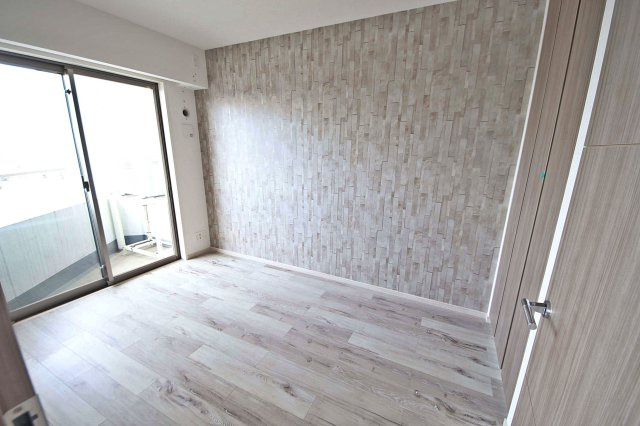 バルコニーに面した開放感ある明るい居室
