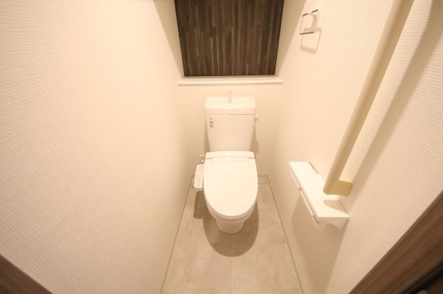 手すり付きでいつでも安心して利用出来るトイレ