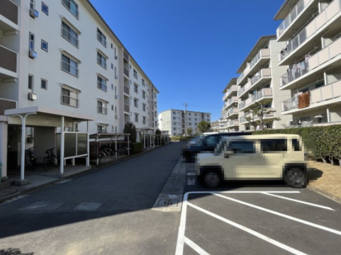 舗装された敷地内の駐車場です！