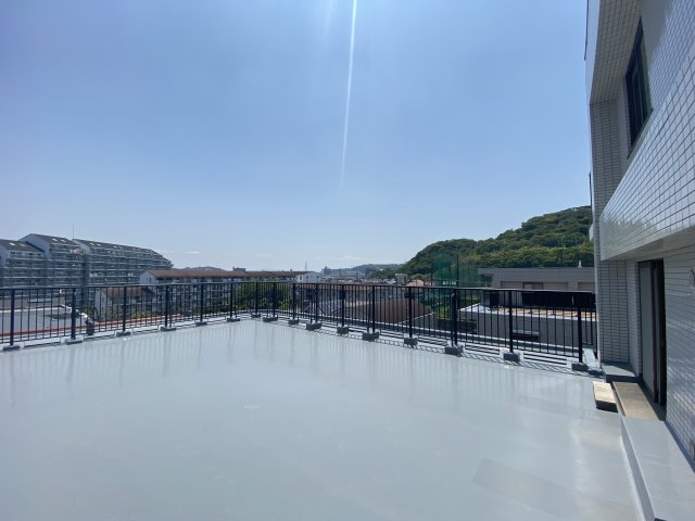 贅沢な空間の大型ルーフバルコニー