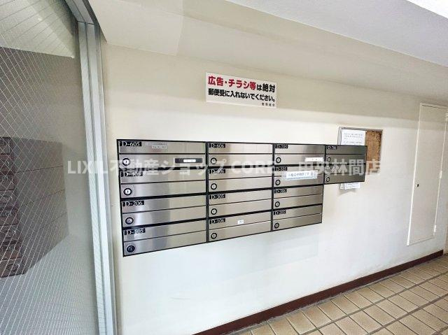 エントランス付近に設置されている郵便受けになります。