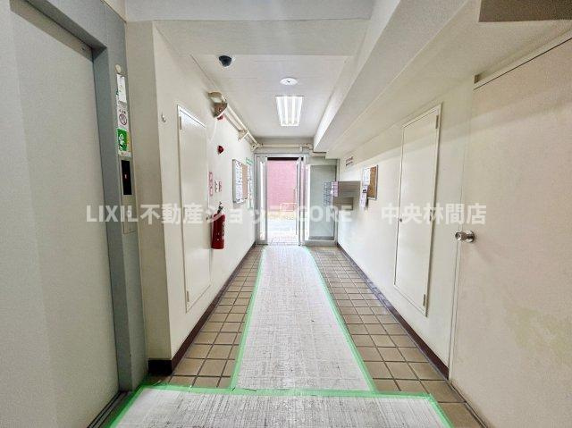 ラウンジは、マンションの共用スペースに椅子やテーブルなどを配置した利用者が寛げる空間です。