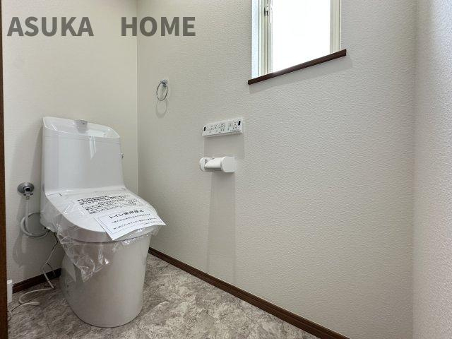 新規交換のトイレは、窓付きの清潔な印象のトイレです。