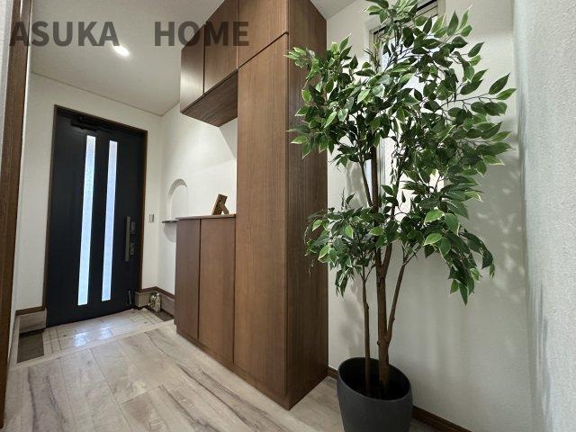 飾り棚のスペースがある大型シューズボックスです。