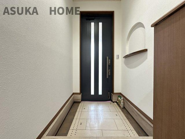 扉から明るく光が感じられる構造になっています。