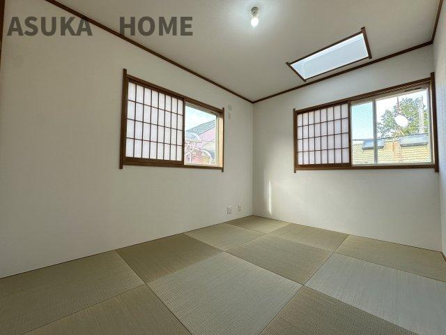フチなしモダンな畳がおしゃれな和室となっております。
