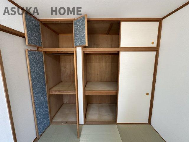 ハンガーパイプ付きの和室収納です。