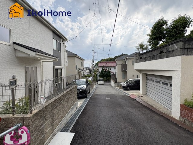 前面道路は4M幅です。交通量が少ないので静かです。小さなお子様がいるご家庭はご安心できると思います。
