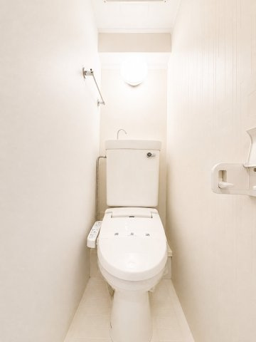 ◆清潔感のある白を基調とした落ち着ける空間。小窓をもうけていますので、こもりやすい空気の入れ替えも簡単に行えますね！　
