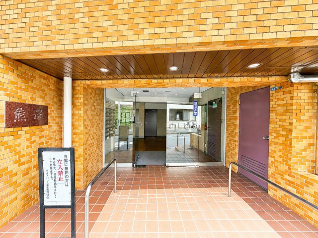 ◆堂々たる趣ながら、主張し過ぎずどこか余裕を感じさせるシャープなフォルムで佇む邸宅は、晴天の空と照らし合わせる事で、本来あるべき完成形の姿を見せてくれます。　