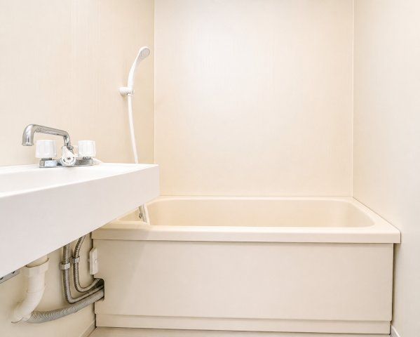 ◆モダンデザインの空間が気持ちよさを高めてくれるバスルーム。すっきりとした清潔感の中に都会的なセンスが感じられ、心身をリフレッシュできる寛ぎを深めてくれるスペースです。　