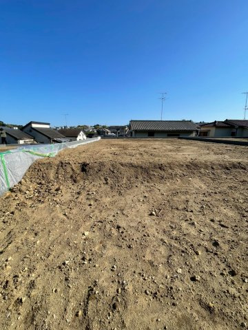 南側ひな壇で陽当り・通風良好の土地となります