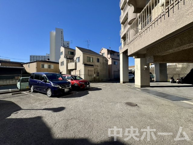 【敷地内駐車場】最新の空き状況や費用などの詳細は担当スタッフまでお問い合わせください。