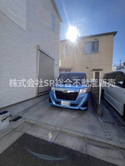 お車をお持ちの方には嬉しい駐車場付♪ワンボックスカーも駐車可能で前道も広く駐車しやすいです！