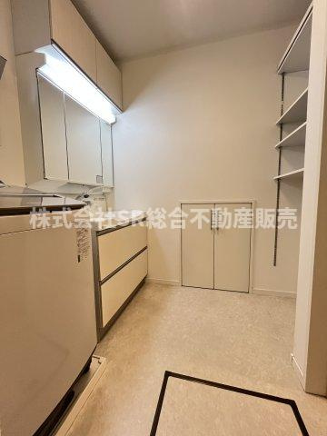 室内洗濯機置場、タオルを収納できる棚もあり使いやすい脱衣場です♪