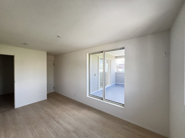 落ち着いて過ごせるお部屋なので、寝室にいかがでしょうか