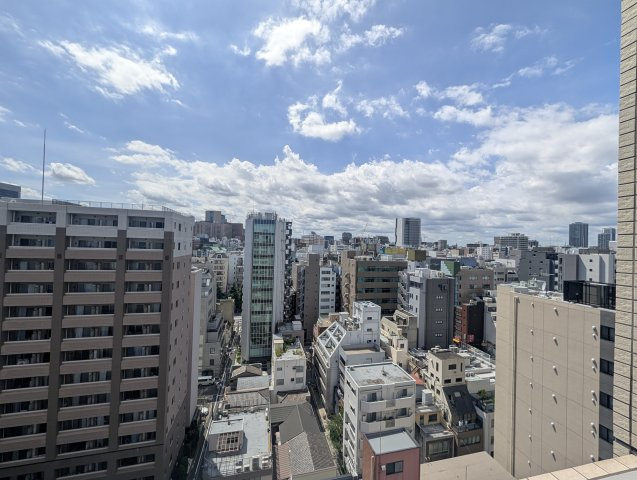 リビング側バルコニーからの眺望、青空が広がる、開放的な心地よい抜け感を感じられます。