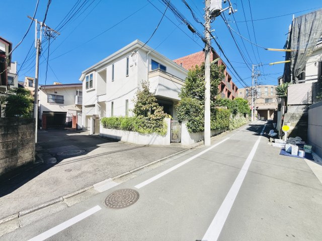 左が前面道路の入口。角は隅切りされていて斜めになっているので車の出し入れがしやすいです。