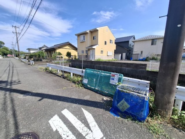 前面道路は車の通りも多くなく、閑静な住宅街です！