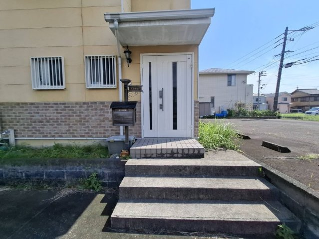 白い玄関ドアとポストがお洒落な印象！