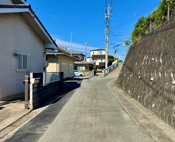 物件前の道路になります。車通りが少なく安心です。