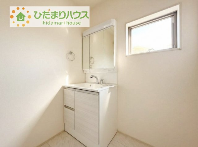 三面鏡の大きな鏡は憧れます(^^♪　鏡の後ろは収納となっていて、細かいものでも収納できるのでスッキリと整理できます！