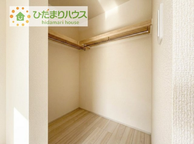 ママに人気のウォークインクローゼット付き！　コートやジャケットはもちろん、季節物や布団なども全部収納できちゃいます(^^)/