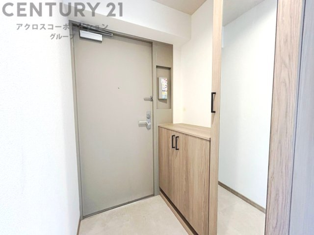 大きな玄関収納付きの玄関です　家族皆様の履物をしっかり収納できます　姿見付きでお出かけ前の身だしなみチェックに便利です