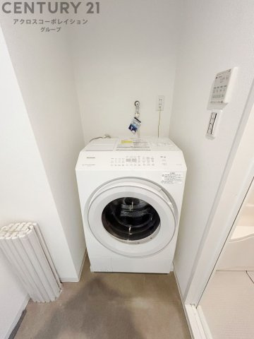 洗濯物の仕分け作業がしやすく、整理整頓が容易になります。洗濯音や湿気を他の部屋に持ち込まず、生活環境を快適に保ちます。上部を活用すれば収納スペースを確保でき洗剤や洗濯用品の整理もしやすくなります。
