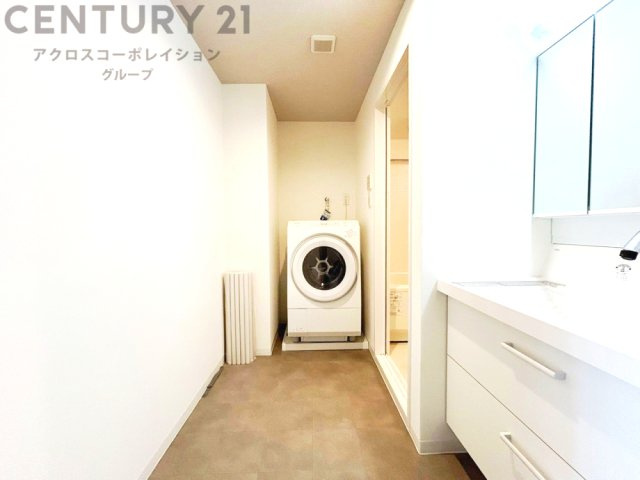 衣服の収納や脱ぎ着や整理整頓がしやすく、湿った衣類を乾燥させるスペースがありカビや臭いの発生を防ぎます。床の汚れを他の部屋に持ち込まず清潔を保つことができます。また快適な入浴環境の整備にも役立ちます。