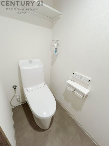 温水洗浄便座付トイレは温水洗浄機能により、暖かい水でおしりを洗浄することができ、冷たい水を使う従来の便座に比べ、温水洗浄機能で暖かいトイレを提供し、快適な使用を可能にします。