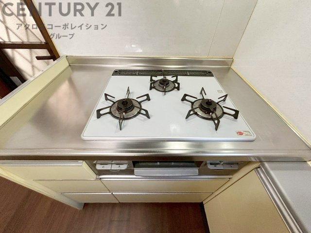 多数の調理器具を同時に使用でき、料理の効率化が可能。省エネで節約になり、様々な料理スタイルに適応できます。また、火力調整が独立しており、手入れや掃除もしやすく、今よりもっとお料理が楽しくなるかも。　
