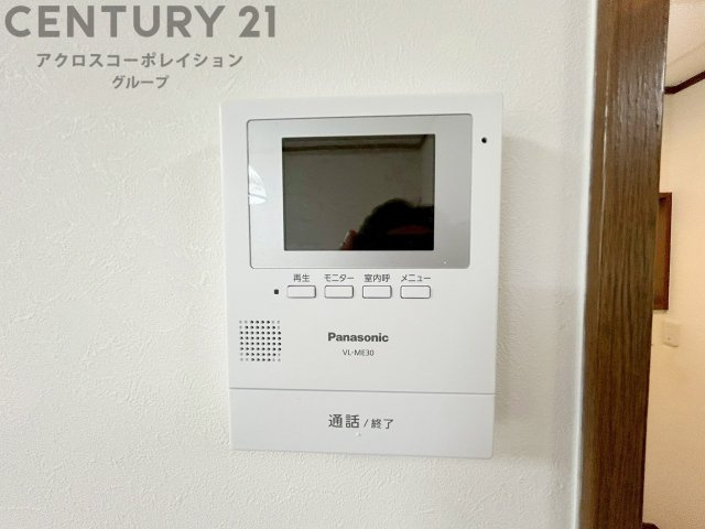 訪問者が来たときにテレビ画面で確認できるため、安心してドアを開けられます。録画機能があるものもあり、留守中に来訪者を記録しておくことができます。利便性が高く、セキュリティ面でも安心です。　