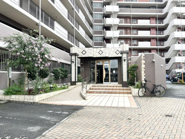 中庭（パティオ）とは、一つの建築物の内部に設けられた、壁などで囲われている庭のことを指します。コの字型、ロの字型が主流ですが、L字型の中庭もあります。最近では、インテリア性の高さからも人気があります。