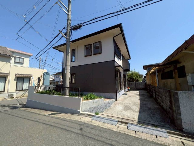 ラウンドワンまで徒歩圏内！内装リフォーム、屋根外壁塗装完了♪　敷地内お車は2台駐車可能　見学はご予約いただいた方からご案内させて頂きます♪