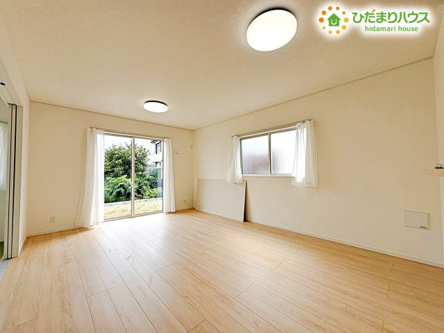 リビングとダイニング、そして隣接する和室が一体となった大空間!家族それぞれの時間を過ごしながらも、お互いの気配を感じられる設計。窓からの陽射しも心地よく、一日中リラックスできそう♪