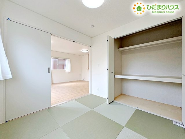 リビングに隣接する洋和室の扉を開け放てば、さらに開放感のある大空間に!お友達を招いてのホームパーティーや、家族みんなでヨガをしたりと、ライフスタイルに合わせてフレキシブルに使えます!
