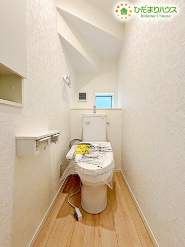 小窓が付いた、明るく清潔感のあるトイレ。温水洗浄便座付きで、毎日快適に使えます。壁面を利用した収納棚もあり、トイレットペーパーのストックやお掃除用品などを収納するのにとても便利ですね。