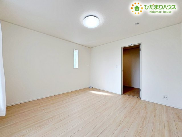 2階の洋室は、白を基調としたシンプルで清潔感のある内装。どんな家具とも合わせやすく、お子様の成長や好みに合わせて、お部屋の雰囲気を自由に変えられます。自分だけの特別な空間になりそう!