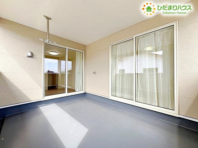 南側に面した広いバルコニーは、2部屋から直接出入り可能♪洗濯物やお布団もまとめて干せて、太陽の光でふかふかに♪テーブルや椅子を置いて、天気の良い日は青空の下でコーヒータイムを楽しむのも素敵ですね!
