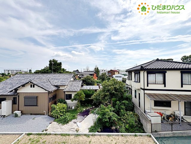 バルコニーからは、周囲の閑静な住宅街を見渡せる開放的な眺望!高い建物が少なく、青空が広く感じられて、お洗濯物を干す時も気持ちが良いですね。夜は静かで落ち着いた時間が過ごせそう。