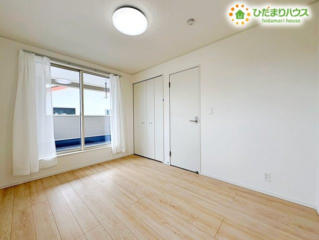 バルコニーに面した大きな窓からの採光で明るく、風通しも良好なお部屋。クローゼットも完備で、お洋服や学校道具もすっきり片付きます。勉強に集中したり、趣味の時間を楽しんだりと、快適な時間を満喫できそう!