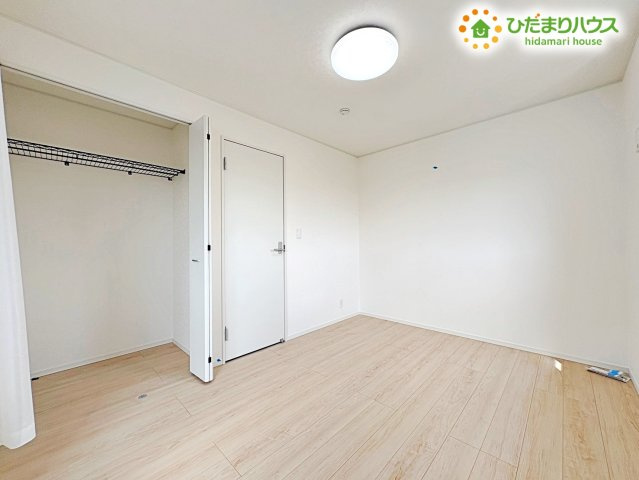 服をハンガーに掛けたまま大量に収納できる、広々としたウォークインクローゼットを完備!衣替えの手間も省け、お気に入りの洋服もすっきり整理整頓。毎朝のコーディネートも楽しくなりそうですね!