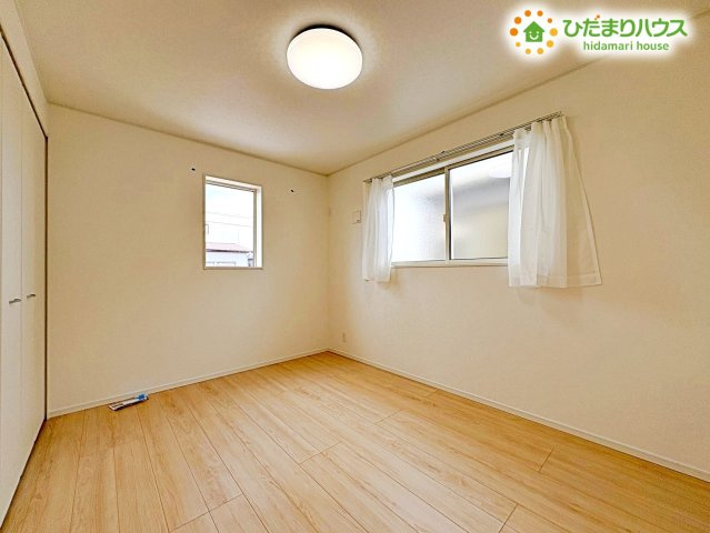 2面採光で明るく、窓からの陽射しが心地よいお子様部屋。白を基調としたお部屋は、どんなインテリアとも相性が良く、お子様の好みに合わせて自由にレイアウトを楽しめます。自分だけの秘密基地みたい!